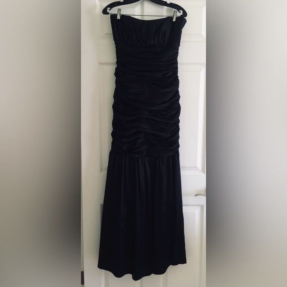 Dresses & Skirts - Elegant Black Strapless Dress